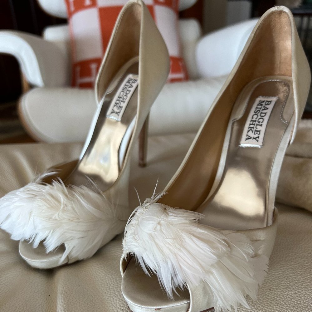 Womens Badgley Mischka Piper Platform Feather Peep Toe Dress Pumps - White